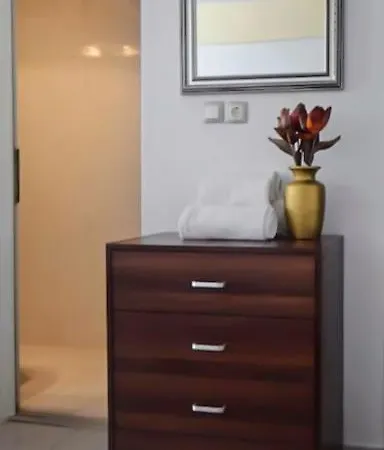 Properstay 110 - George's Apartment