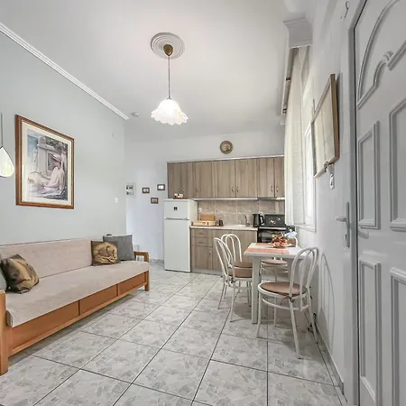 Properstay 110 - George's Apartment Polychrono
