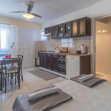 Properstay 110 - George's Apartamento Polychrono